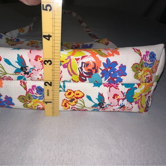 Betsey Johnson • Beautiful White Floral Crossbody Purse Shoulder Purse Heart - Picture 12 of 12